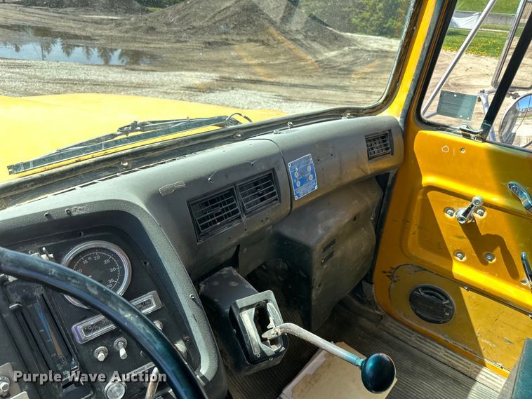 image for item DQ0812 1994 Ford  LT8000 dump truck