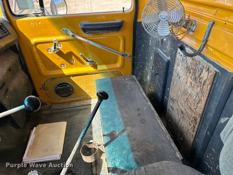 image for item DQ0812 1994 Ford  LT8000 dump truck