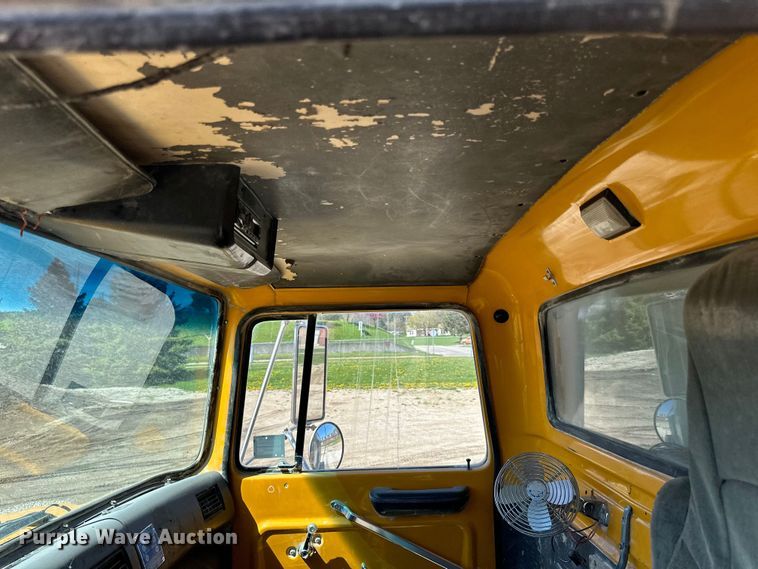 image for item DQ0812 1994 Ford  LT8000 dump truck