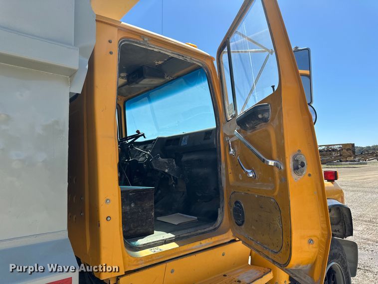 image for item DQ0812 1994 Ford  LT8000 dump truck