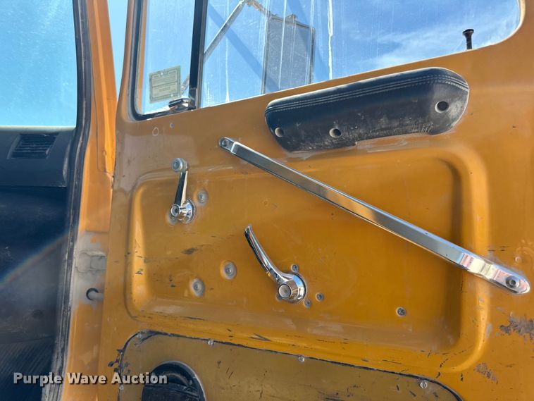 image for item DQ0812 1994 Ford  LT8000 dump truck