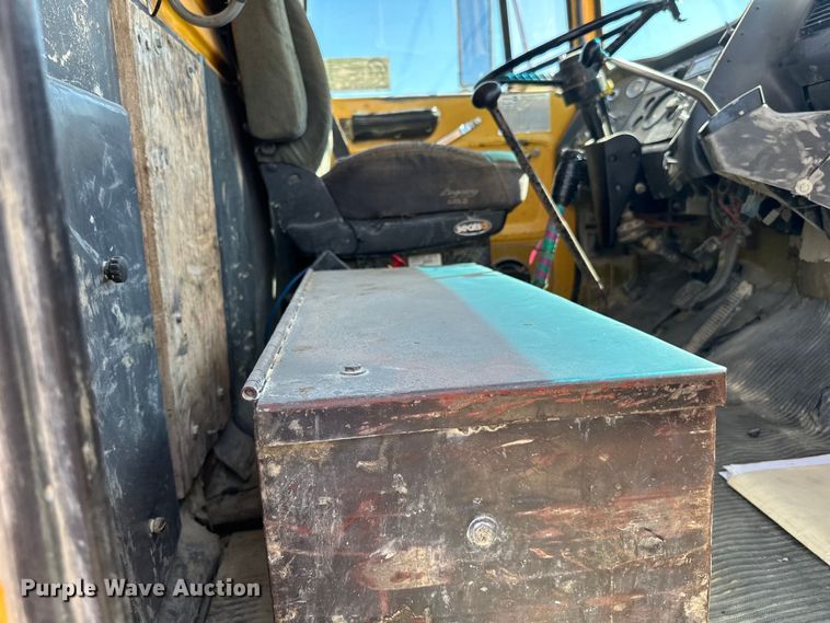 image for item DQ0812 1994 Ford  LT8000 dump truck