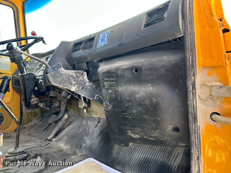 image for item DQ0812 1994 Ford  LT8000 dump truck