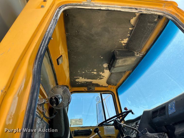 image for item DQ0812 1994 Ford  LT8000 dump truck