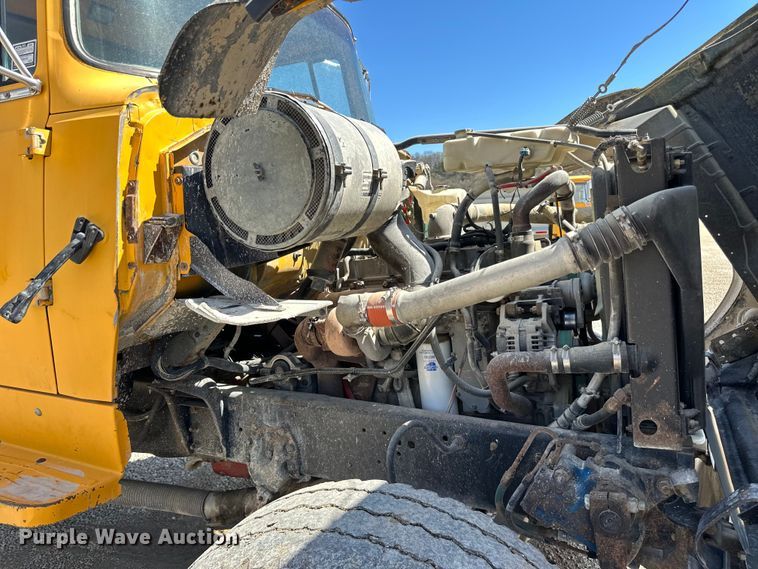 image for item DQ0812 1994 Ford  LT8000 dump truck