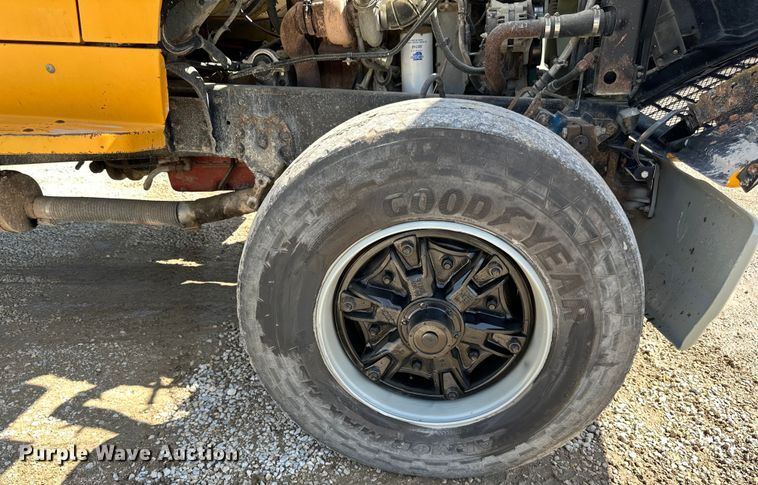 image for item DQ0812 1994 Ford  LT8000 dump truck