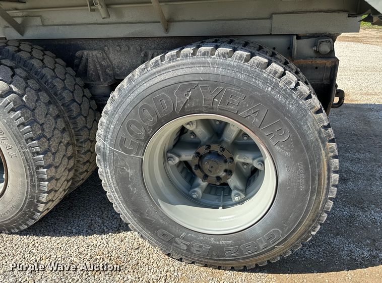 image for item DQ0812 1994 Ford  LT8000 dump truck