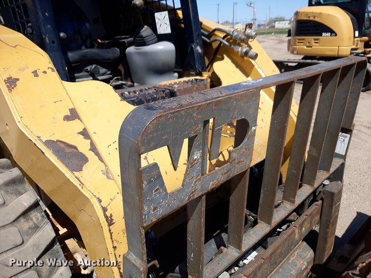 image for item DQ6968 2011 Caterpillar 252B3 skid steer loader