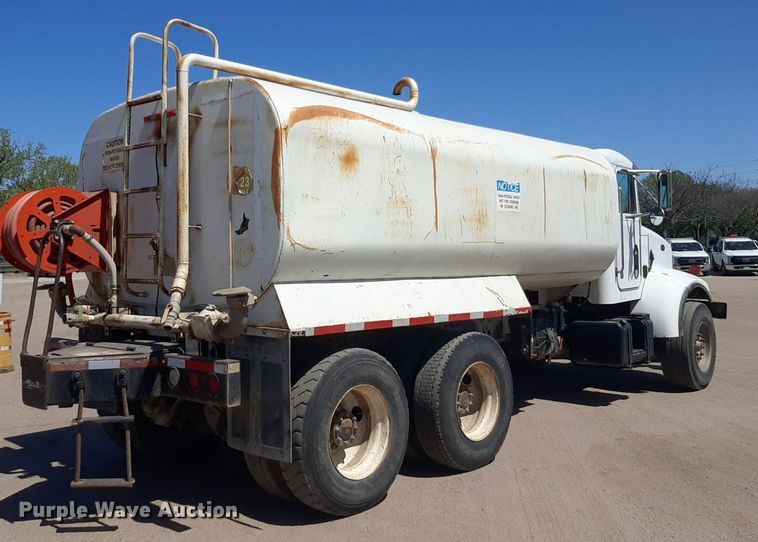image for item DQ6969 2003 Peterbilt 330 water truck