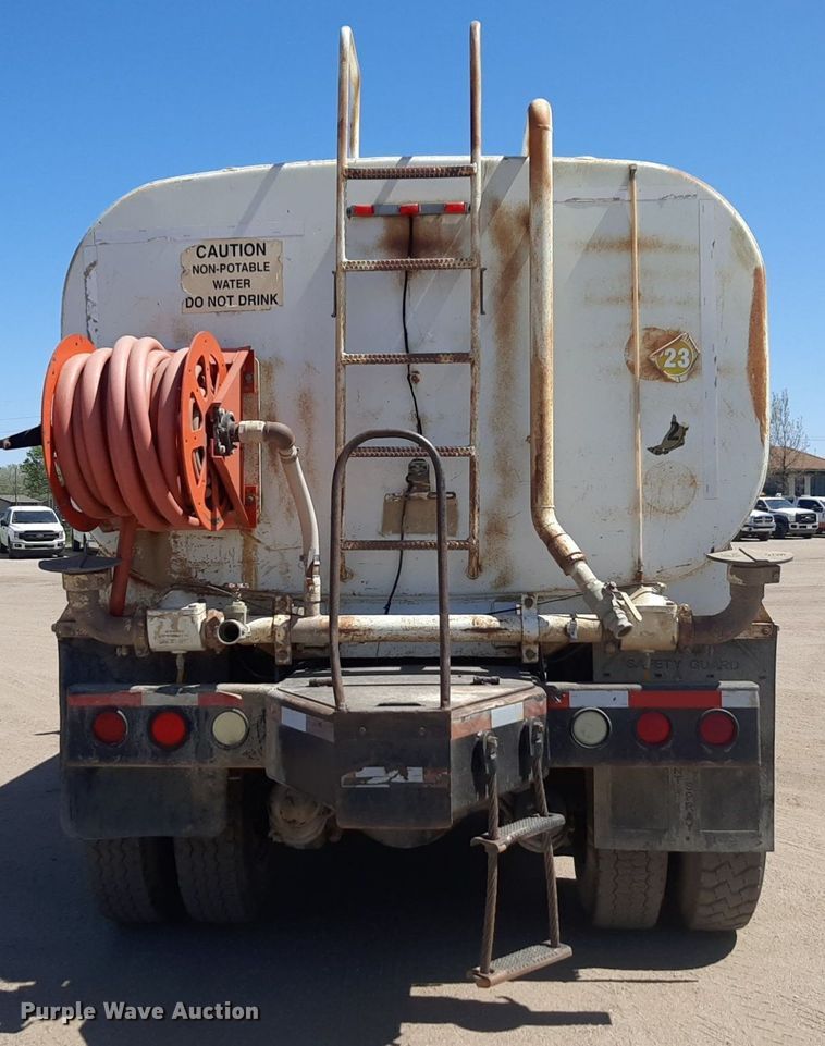 image for item DQ6969 2003 Peterbilt 330 water truck