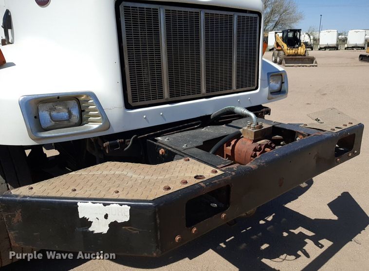 image for item DQ6969 2003 Peterbilt 330 water truck