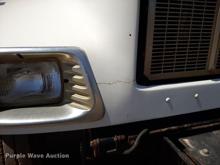 image for item DQ6969 2003 Peterbilt 330 water truck