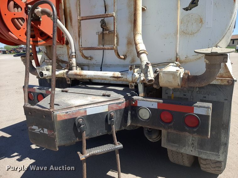 image for item DQ6969 2003 Peterbilt 330 water truck