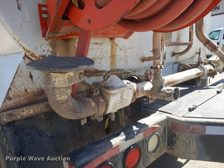 image for item DQ6969 2003 Peterbilt 330 water truck