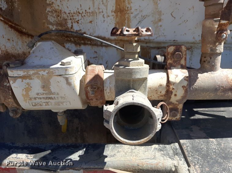 image for item DQ6969 2003 Peterbilt 330 water truck