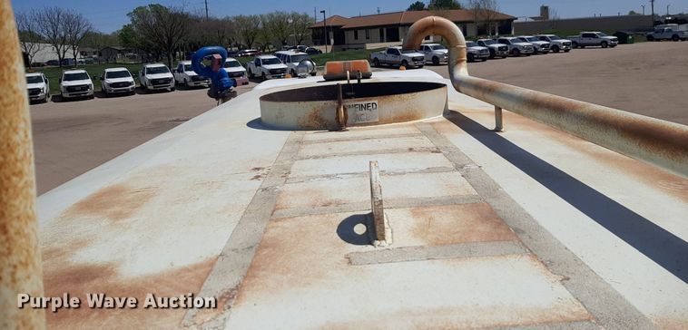 image for item DQ6969 2003 Peterbilt 330 water truck