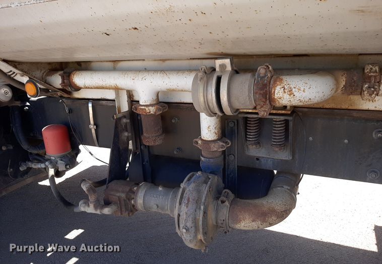 image for item DQ6969 2003 Peterbilt 330 water truck