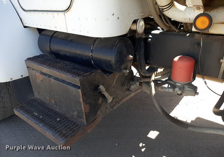 image for item DQ6969 2003 Peterbilt 330 water truck