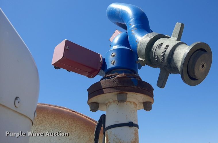 image for item DQ6969 2003 Peterbilt 330 water truck