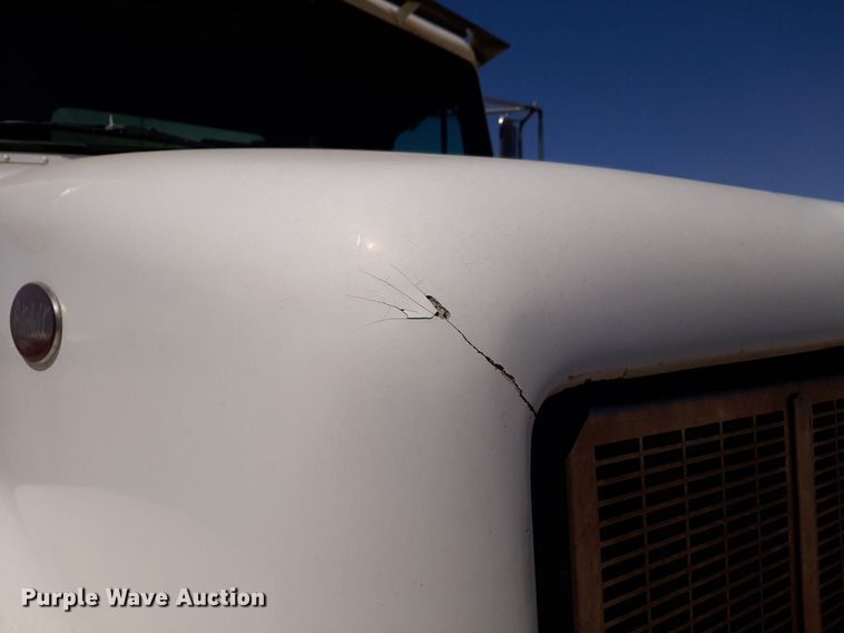 image for item DQ6969 2003 Peterbilt 330 water truck