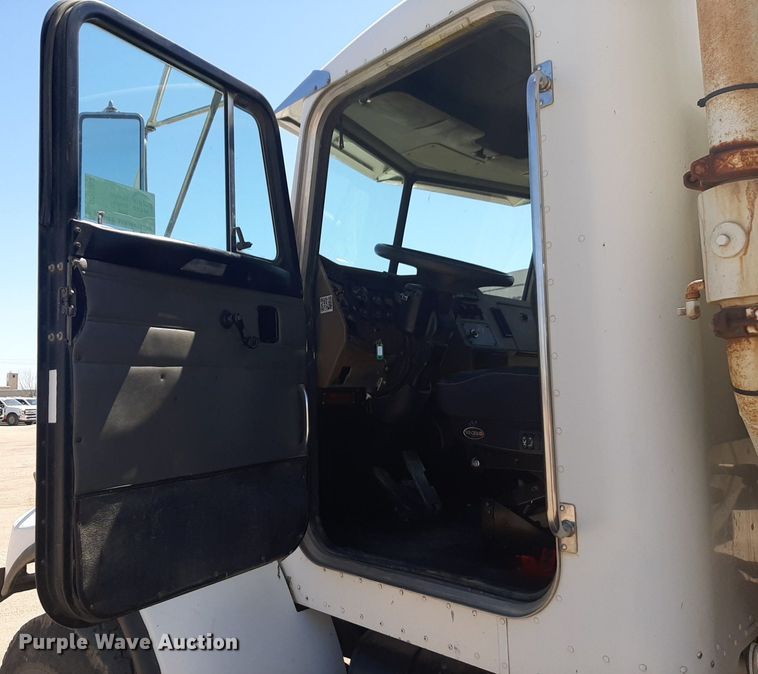 image for item DQ6969 2003 Peterbilt 330 water truck