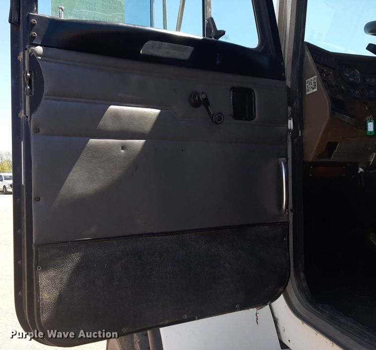 image for item DQ6969 2003 Peterbilt 330 water truck