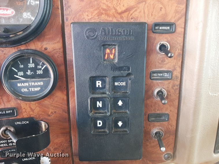 image for item DQ6969 2003 Peterbilt 330 water truck