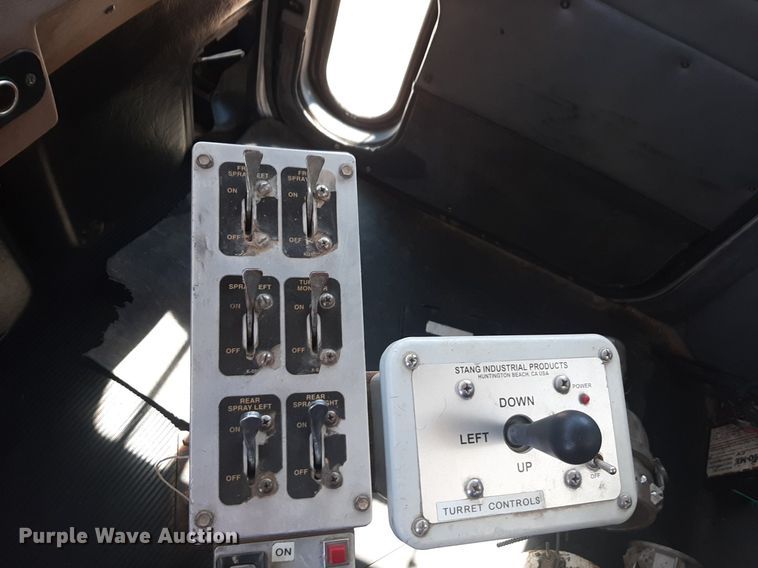 image for item DQ6969 2003 Peterbilt 330 water truck