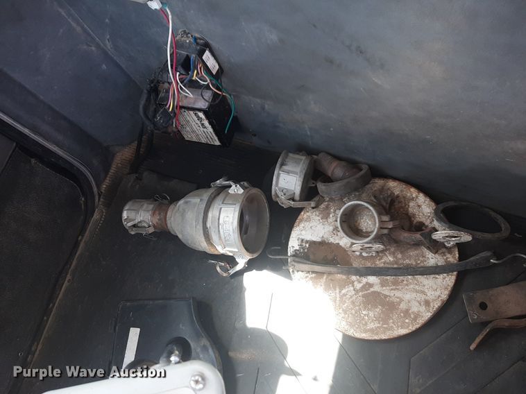 image for item DQ6969 2003 Peterbilt 330 water truck