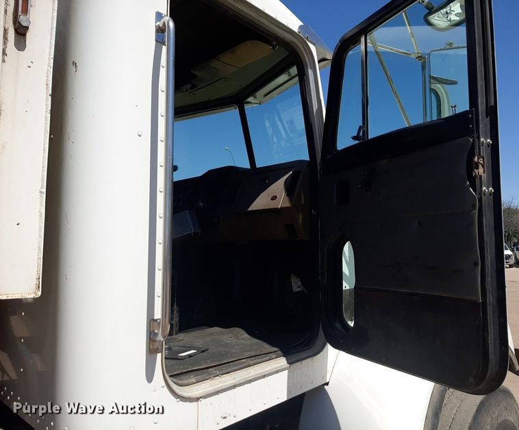 image for item DQ6969 2003 Peterbilt 330 water truck