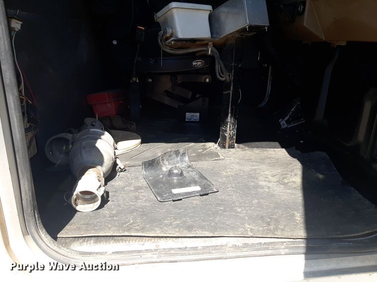 image for item DQ6969 2003 Peterbilt 330 water truck