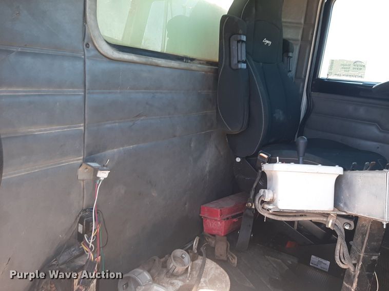 image for item DQ6969 2003 Peterbilt 330 water truck