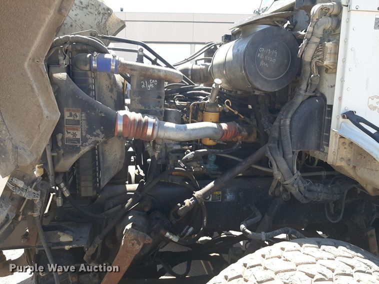 image for item DQ6969 2003 Peterbilt 330 water truck