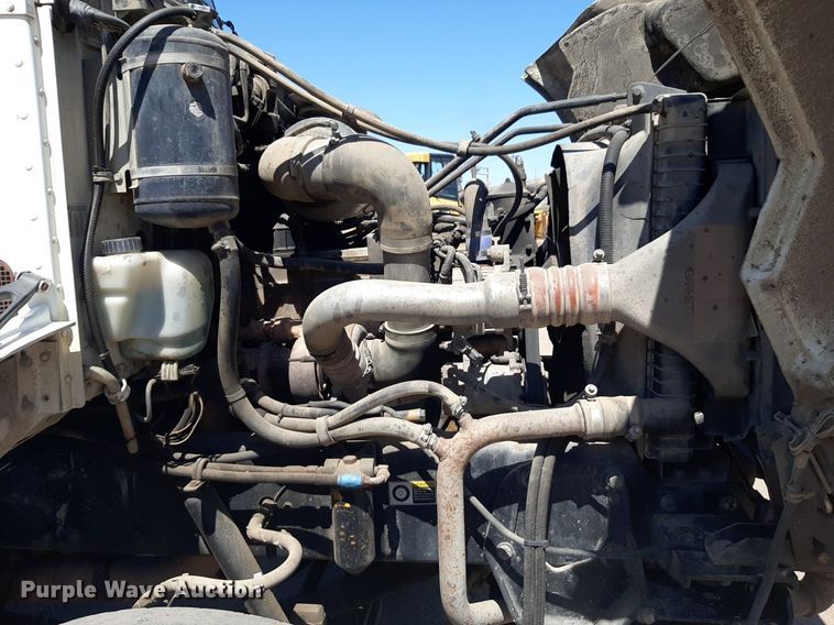 image for item DQ6969 2003 Peterbilt 330 water truck