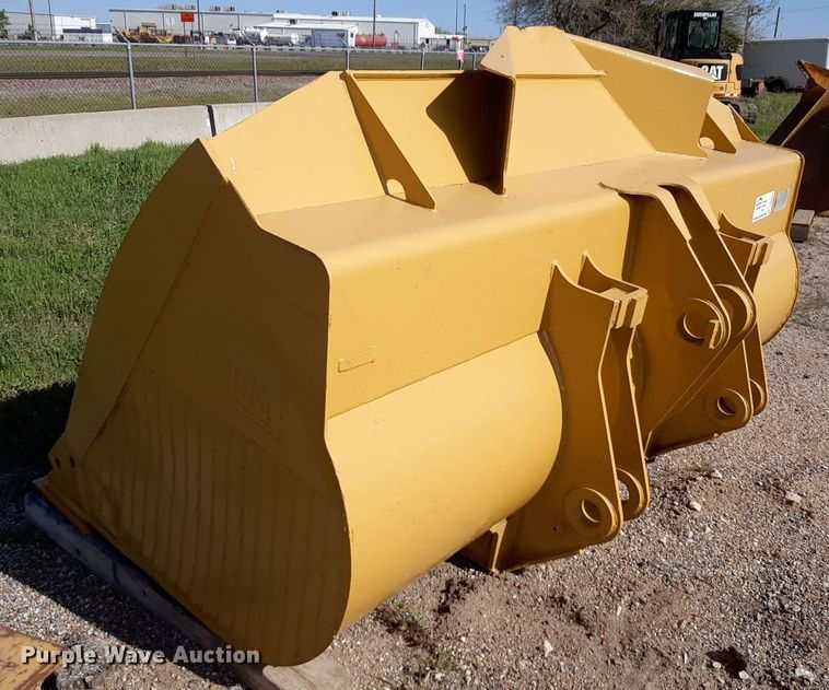 image for item DQ6973 Caterpillar 938 wheel loader bucket
