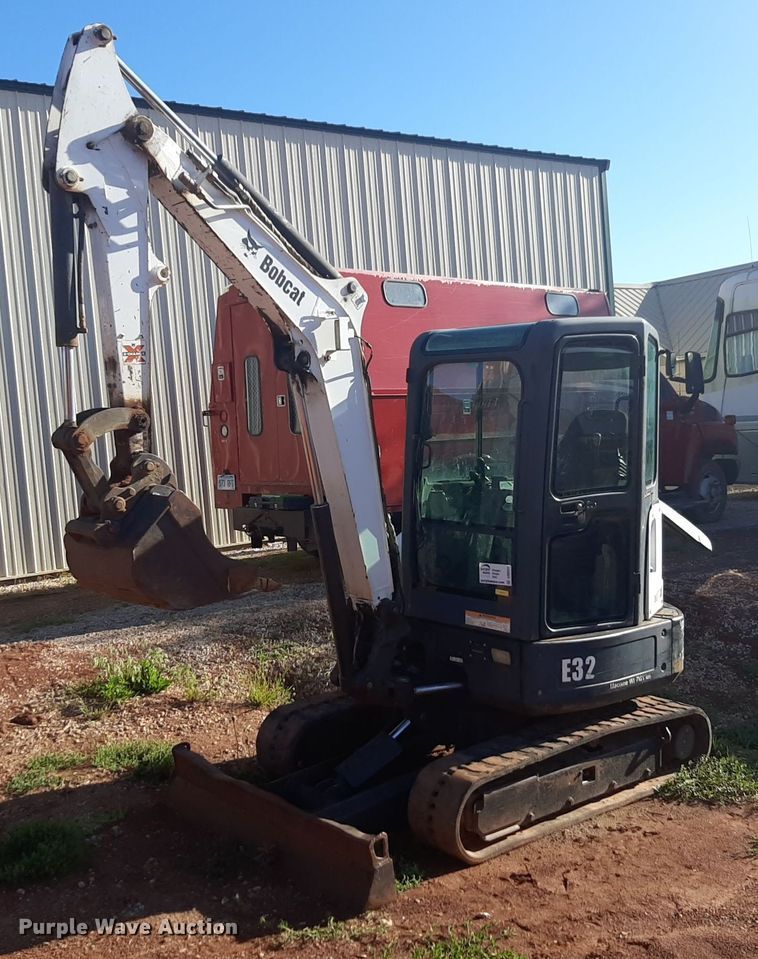image for item DQ6999 2011 Bobcat E32 mini excavator