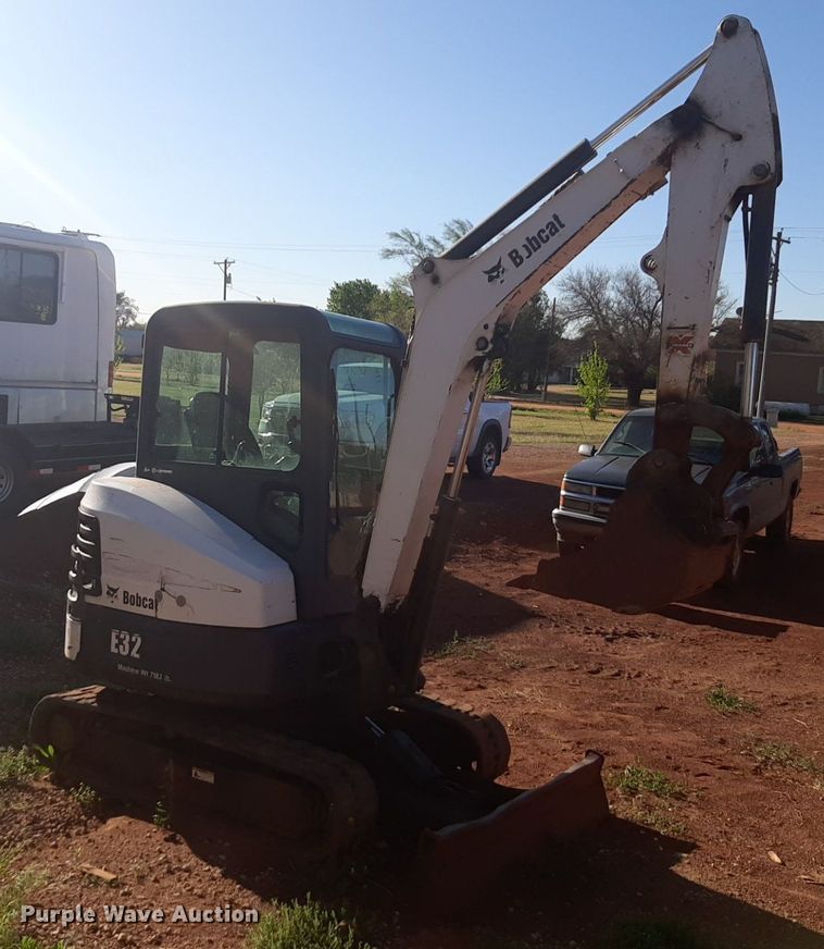 image for item DQ6999 2011 Bobcat E32 mini excavator