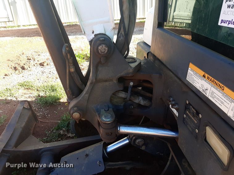 image for item DQ6999 2011 Bobcat E32 mini excavator