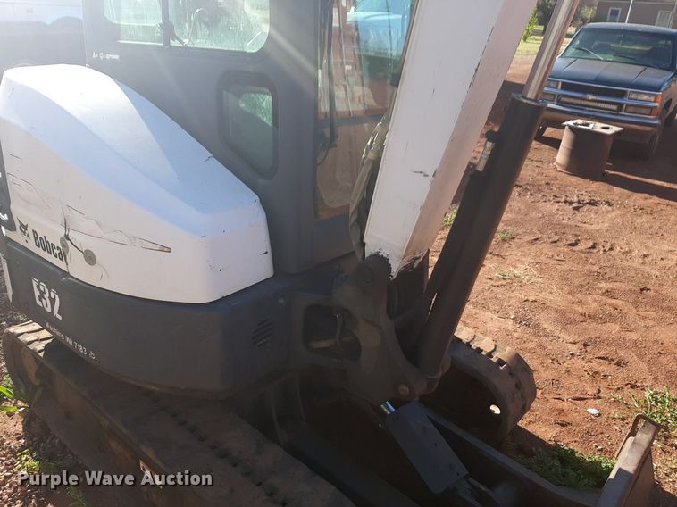 image for item DQ6999 2011 Bobcat E32 mini excavator