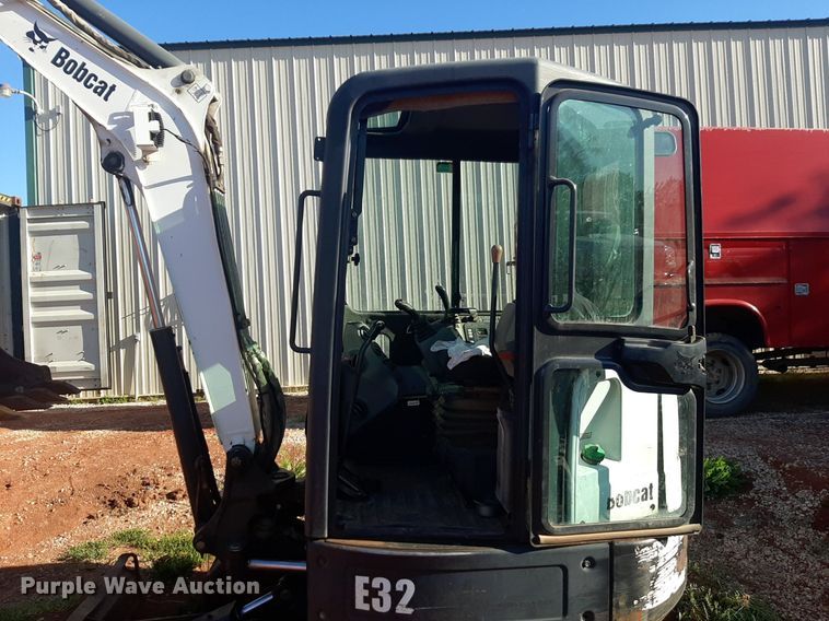 image for item DQ6999 2011 Bobcat E32 mini excavator