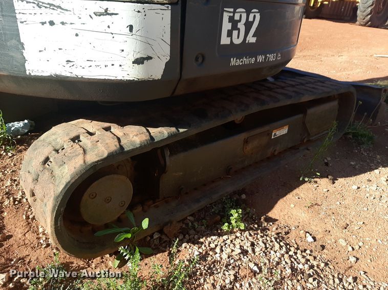 image for item DQ6999 2011 Bobcat E32 mini excavator