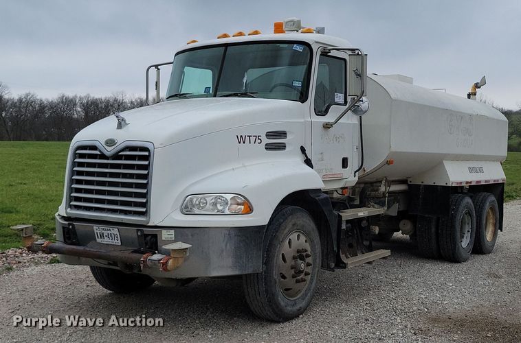 image for item DR7947 2005 Mack CXN612 water truck