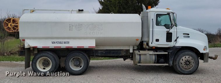 image for item DR7947 2005 Mack CXN612 water truck