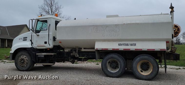 image for item DR7947 2005 Mack CXN612 water truck
