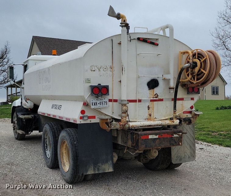 image for item DR7947 2005 Mack CXN612 water truck