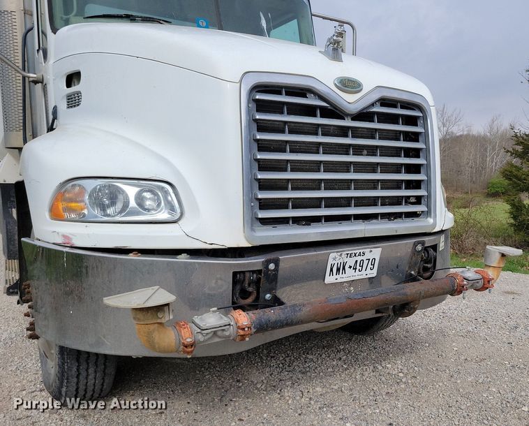 image for item DR7947 2005 Mack CXN612 water truck