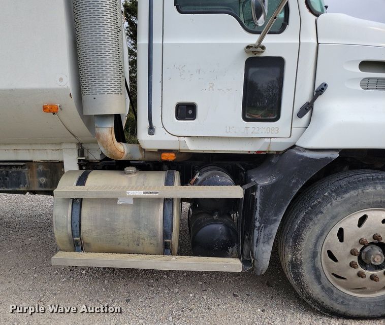 image for item DR7947 2005 Mack CXN612 water truck