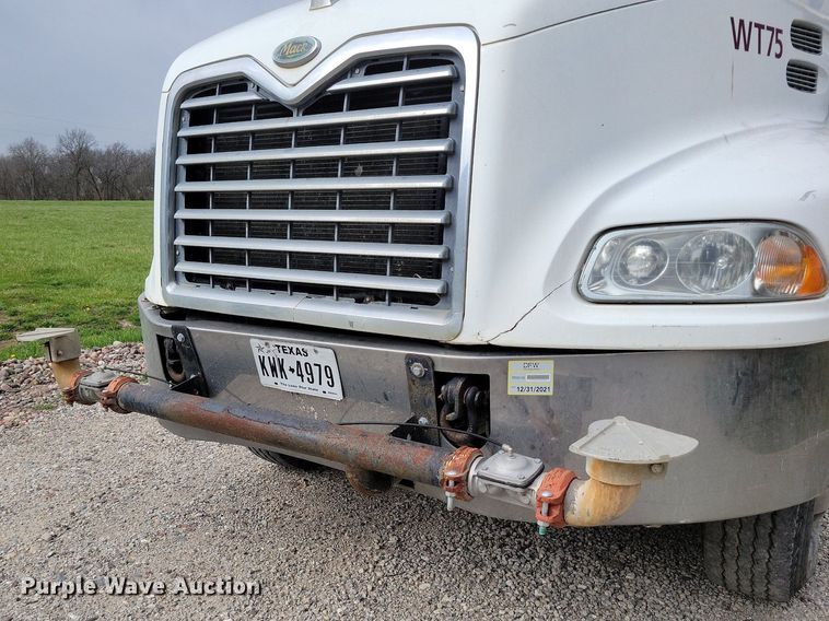 image for item DR7947 2005 Mack CXN612 water truck