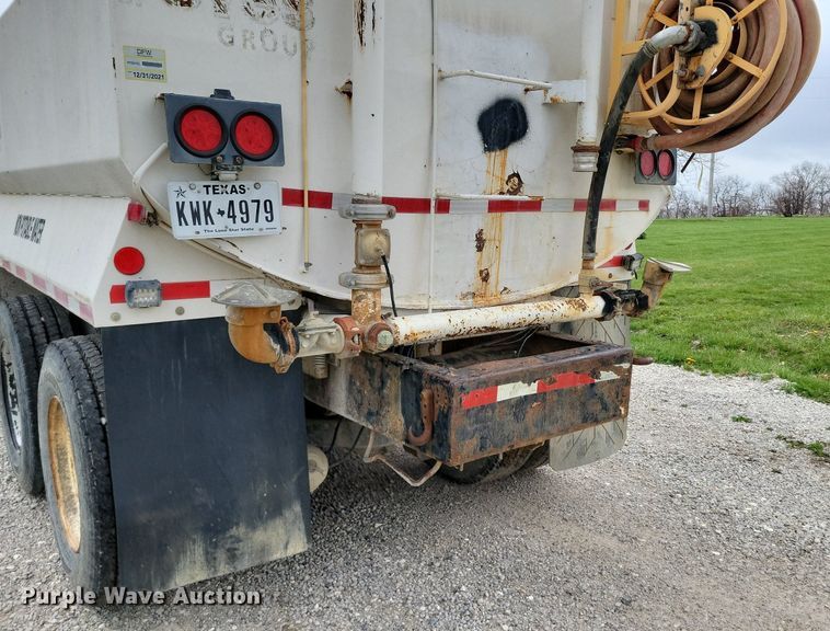 image for item DR7947 2005 Mack CXN612 water truck