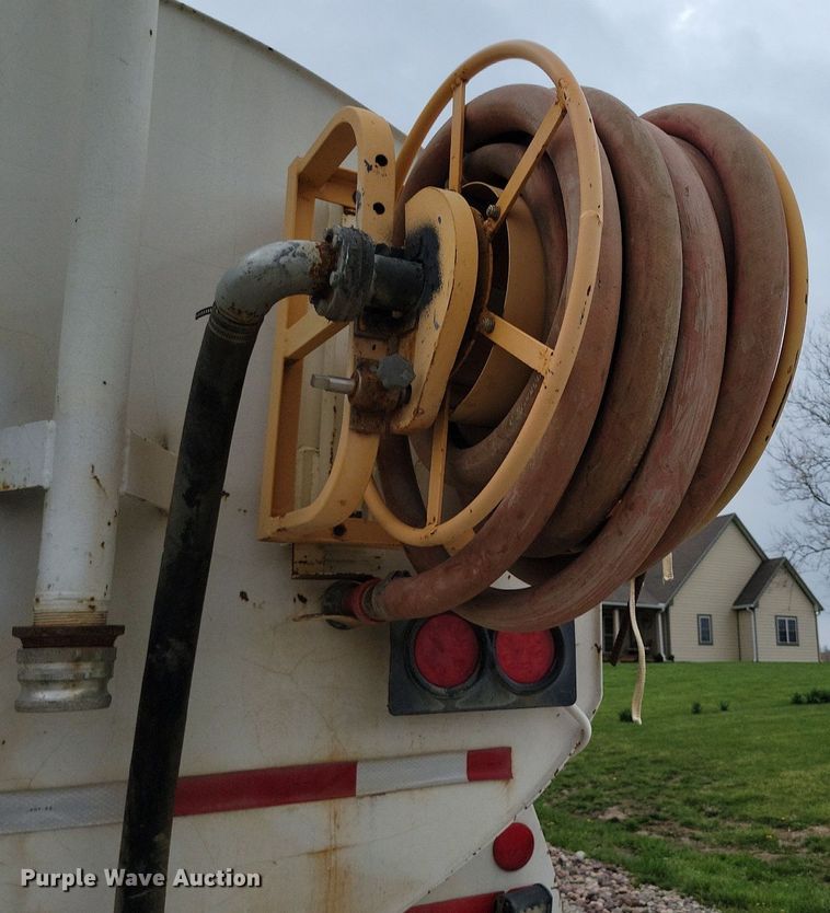 image for item DR7947 2005 Mack CXN612 water truck